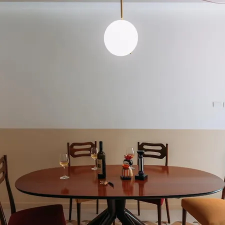 Flat 13 Apartment *